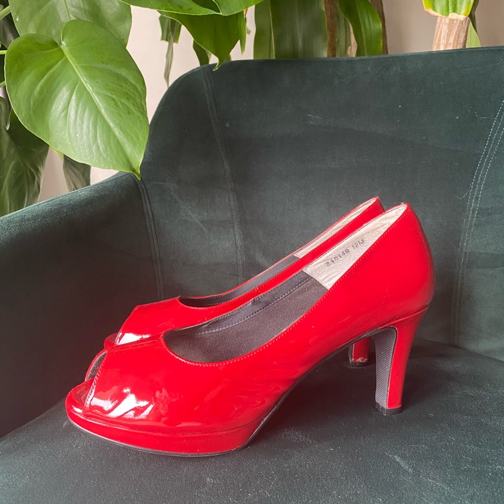 Read peep toe pumps